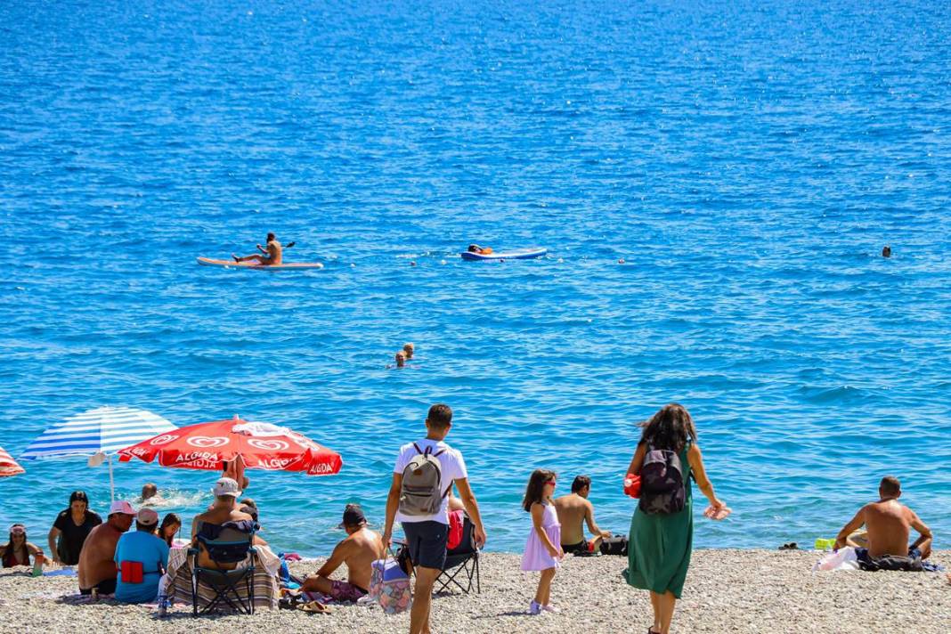 Denize giren terleyerek çıkıyor! O ilde deniz suyu 28 dereceye kadar çıktı, yerli ve yabancı turistler oraya akın ediyor 3